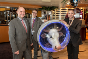 Michael Ungerer mit Thomas Kraupe und Michael Jenke vom Planetarium HH auf AIDAstella mit Weltraumkuh 