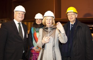 Bundesministerin Johanna Wanka (CDU) legt den traditionellen Glückscent während der Kiellegung des neuen Forschungsschiffes SONNE, das derzeit in Papenburg gebaut wird. 