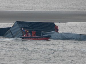 Seeleute des Mehrzweckschiff NEUWERK sichern Container