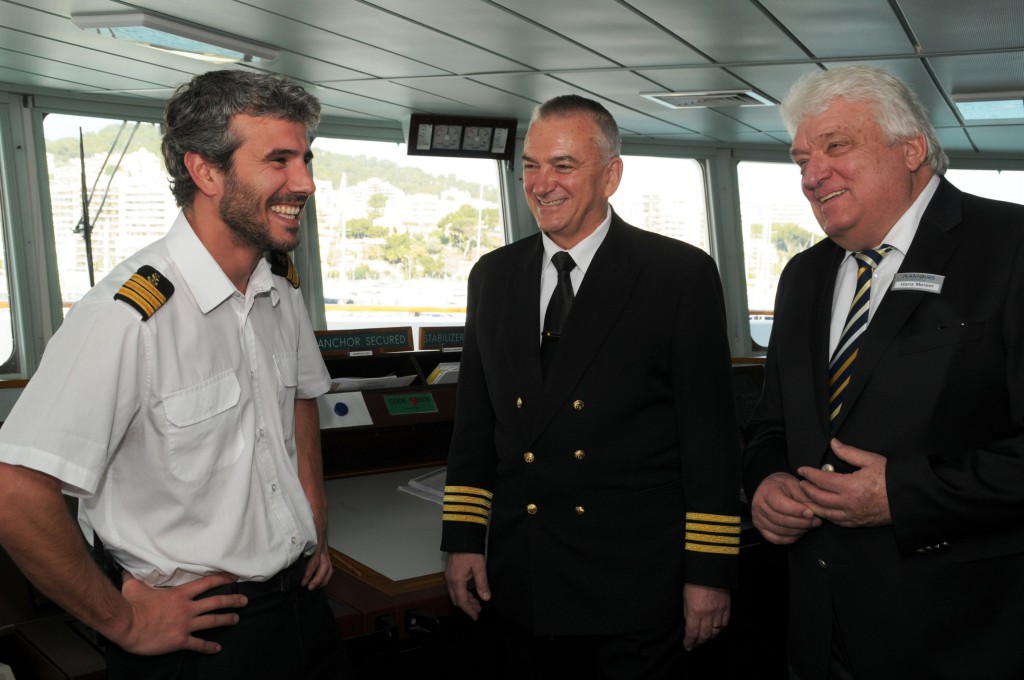 Hans Meiser mit Kapitän Vladimir Vorobyov und Offizier Tiago Carrelo